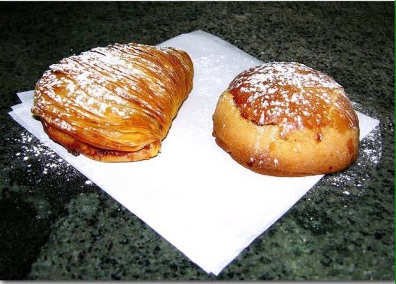 robertis_emilia's tweet photo. So’ doje sore:
'a riccia e a frolla. 
Miez’a strada, fann’a folla...

E  sti ssore accussì belle 
sai chi so’?

So’  ‘e sfugliatelle!

#CuochePerUnGiorno

#VentagliDiParole

@Paola_Glmnn https://t.co/lJ10aYw9OD
