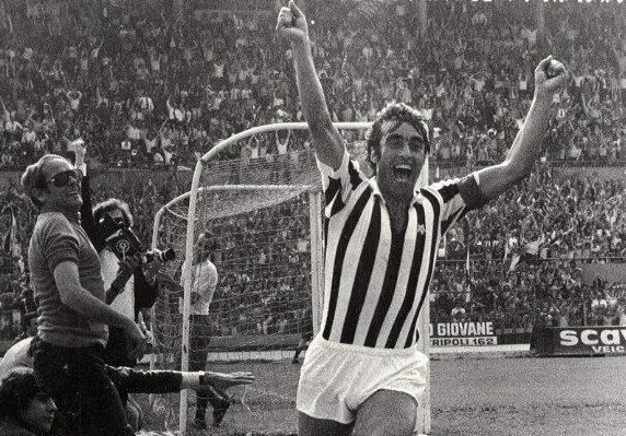 Qui c'è tutto. La felicità che Pietro trasmetteva. Pietro faceva ruggire la Curva Filadelfia prima ancora dei gol. Ero piccolo, ma quell'urlo speciale lo percepivo bene. Pochi giocatori hanno questo potere. Poi, quando segnano, l'abbraccio è fisico anche se sei distante #Anastasi