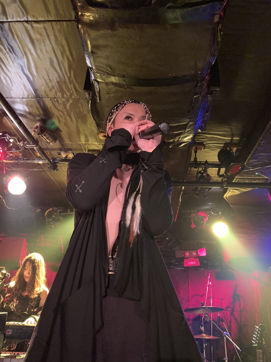 GRIMM_planning's tweet photo. 2バンドめー!#L'Arc~en~Ciel #トリビュート #EightFour さん、しゅーりょーー!ぎゃああ!すごい!地毛?(そこかよ)犬?(それな)演奏力も圧巻!…な上で遊び心のある演出でニヤニヤさせてくれました!!こういうバンドは本当にかこいい!
#四谷アウトブレイク
#KIZUNAFEST https://t.co/maipnkAWM0