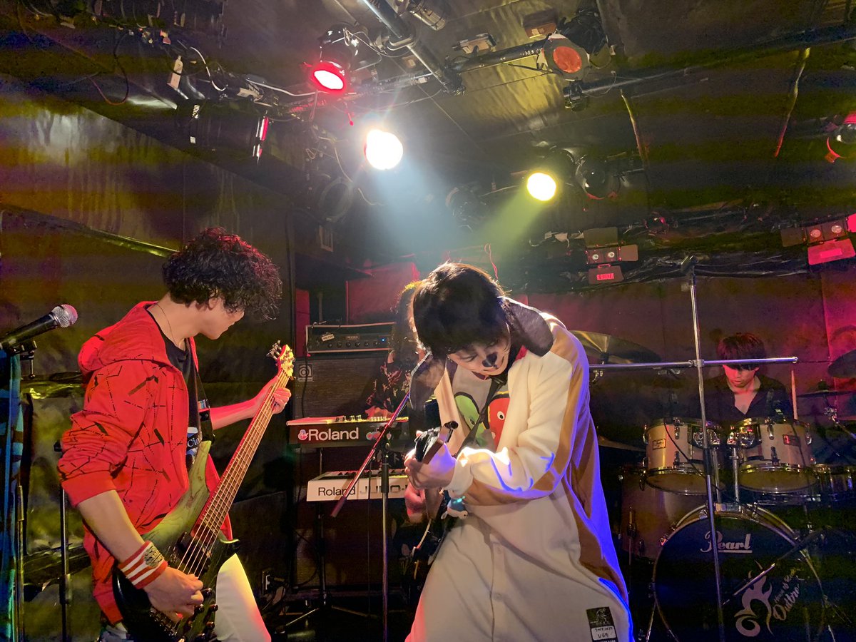 GRIMM_planning's tweet photo. 2バンドめー!#L'Arc~en~Ciel #トリビュート #EightFour さん、しゅーりょーー!ぎゃああ!すごい!地毛?(そこかよ)犬?(それな)演奏力も圧巻!…な上で遊び心のある演出でニヤニヤさせてくれました!!こういうバンドは本当にかこいい!
#四谷アウトブレイク
#KIZUNAFEST https://t.co/maipnkAWM0