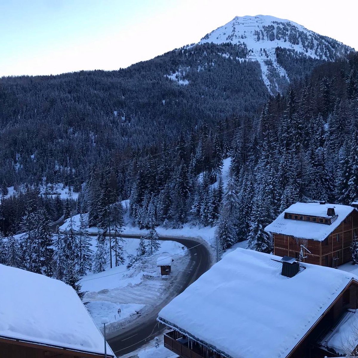 CreteCoteSki's tweet photo. Woken up this morning to a fresh layer of snow!!! Absolutely stunning views. The mountains of @LaPlagne &amp; the #Paradiski area are totally beautiful.

#LaCabineSki #CreteCote #LaPlagne #LaRoche https://t.co/w6bz8d1xHR