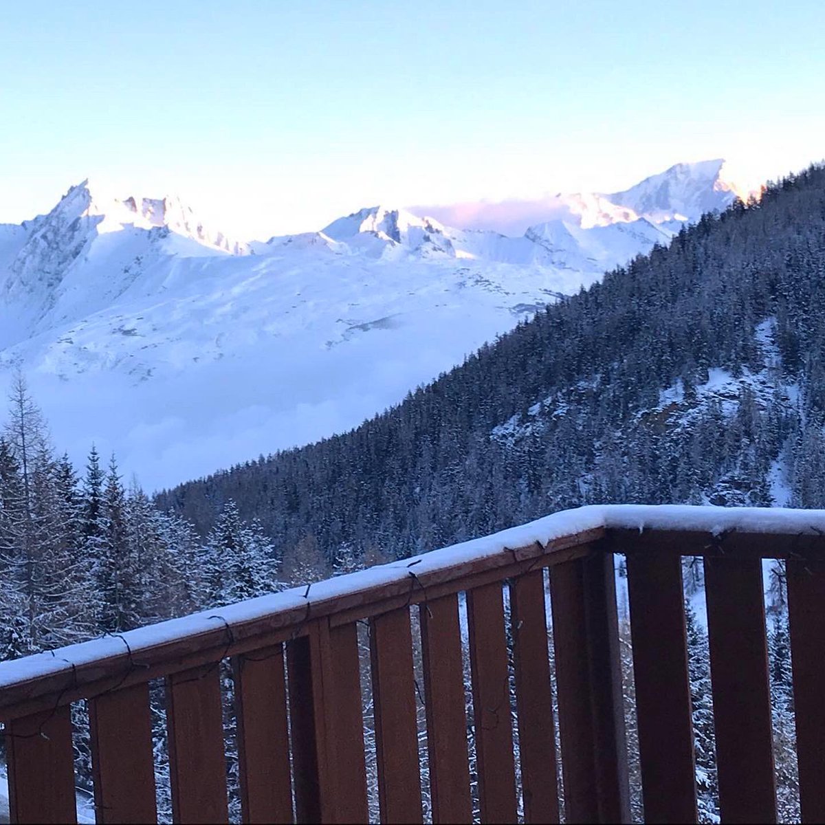 CreteCoteSki's tweet photo. Woken up this morning to a fresh layer of snow!!! Absolutely stunning views. The mountains of @LaPlagne &amp; the #Paradiski area are totally beautiful.

#LaCabineSki #CreteCote #LaPlagne #LaRoche https://t.co/w6bz8d1xHR