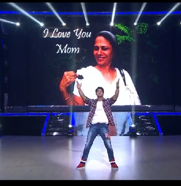 ItsSSRRajput's tweet photo. #ChartbusterSid
Love you #sidmaa https://t.co/QC99MzPscB