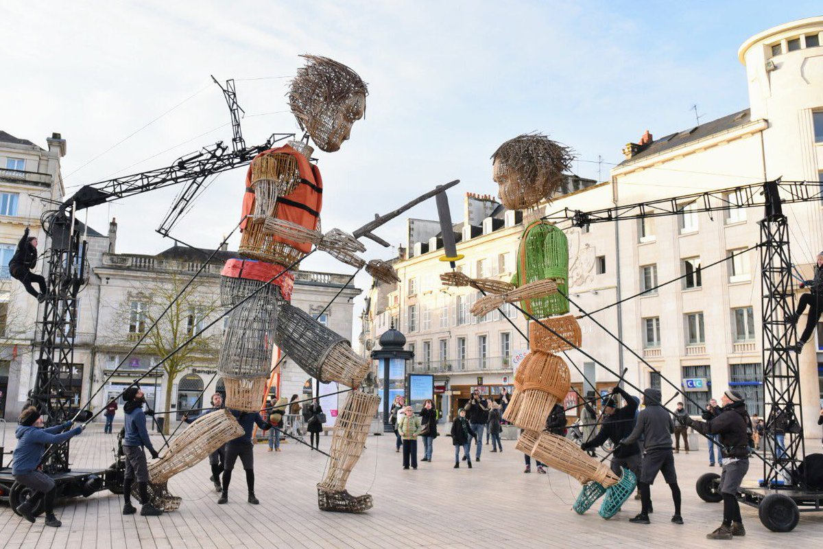 Première rencontre entre Mo et Lili ! Rendez-vous dans les rues du centre-ville pour faire leur connaissance #TraverséesKimsooja