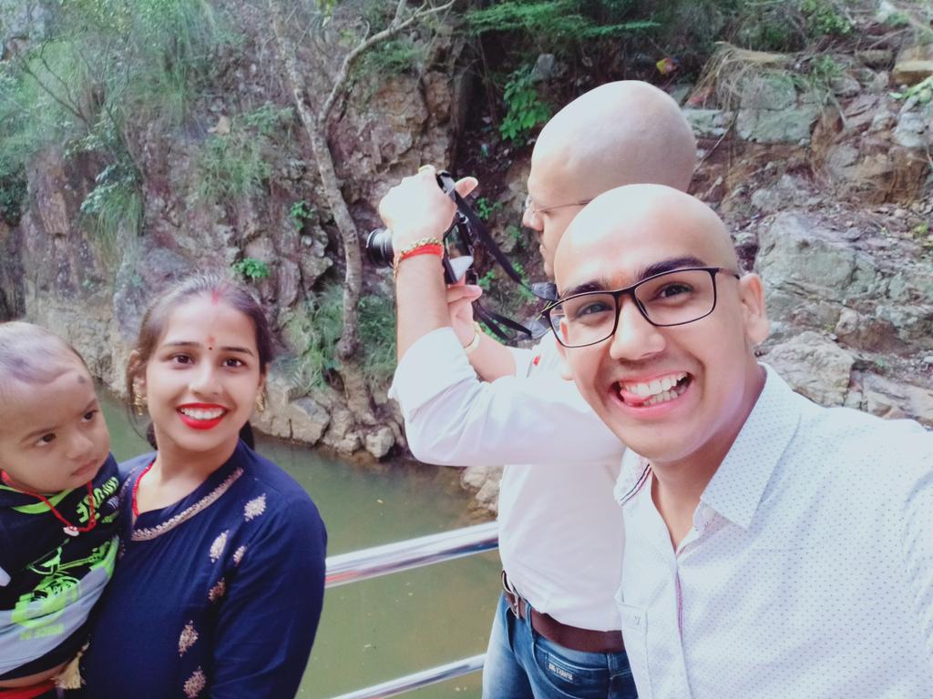 suman_richa's tweet photo. नहीं मुझ पर भी जो ख़ुद की,
ख़बर वो हैं ज़माने पर...!😂😂 
#funtime #memory_always_love ❤ https://t.co/X88HKPlFJb