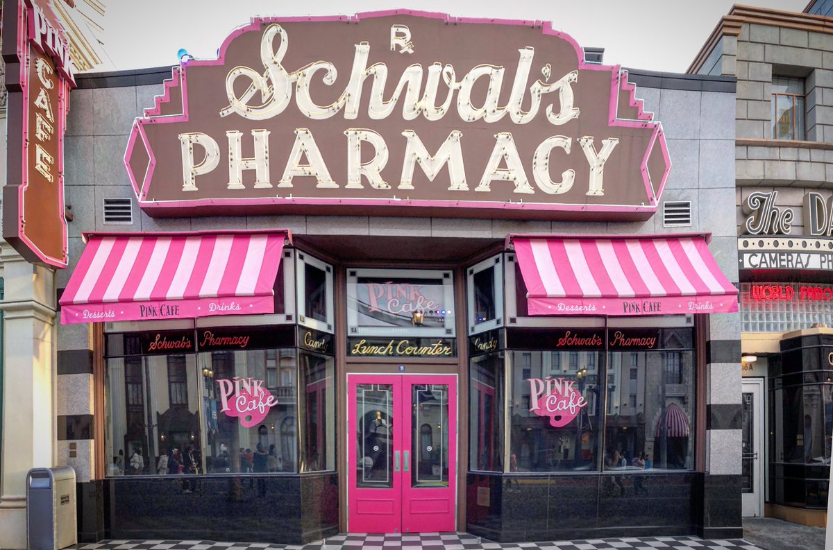Usj情報局 L C A Studios ピンクカフェ たとえリニューアルしても 看板の Schwab S Pharmacy は残してほしいなぁ シュワブスからピンクカフェにリニューアルした時ですら 最低限のこだわりとして看板は残したわけやし Usj
