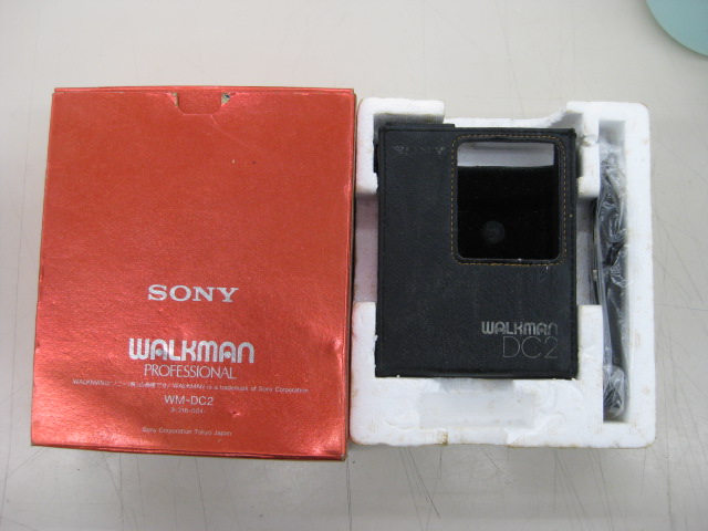 ho_numadu's tweet photo. WALKMAN PROFESSIONAL WM-DC2買取させていただきました。
かなり贅沢な作りで、電池BOXも腐食なく動作してしまいましたw
残念ながら再生時の音が不安定ですのでJUNKですがネットモールにて掲載予定ですので興味があり方は宜しくお願い致します。#WALKMAN #WMDC2 https://t.co/TeM1byswzV