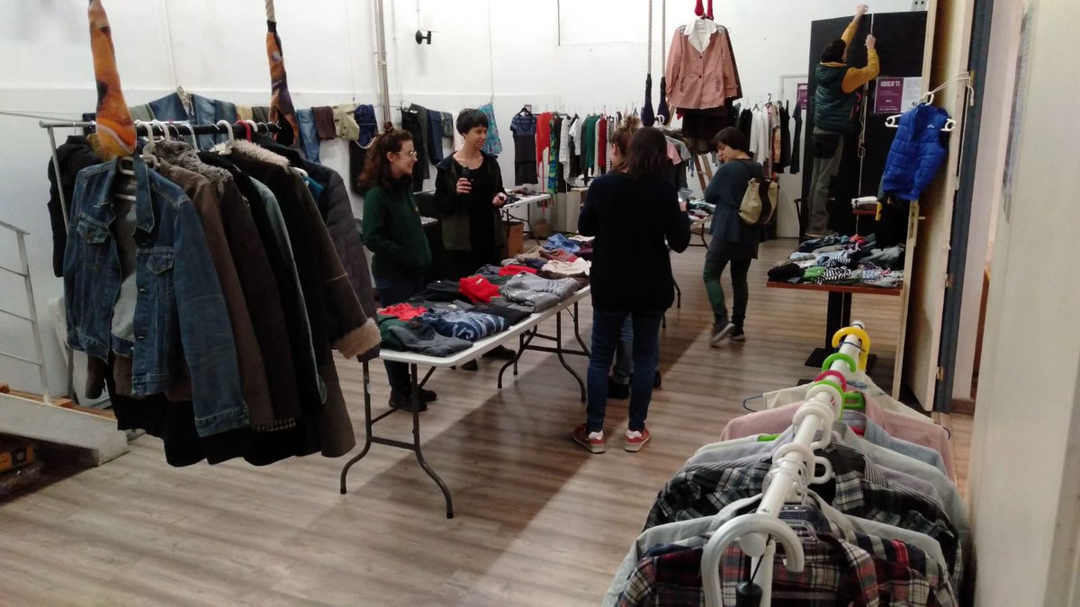 🚨🚨 TOT A PUNT! 🚨🚨

Estem acabant de posar-ho tot a lloc!

A les 11 podreuvomençar a venir, a triar i remenar roba!