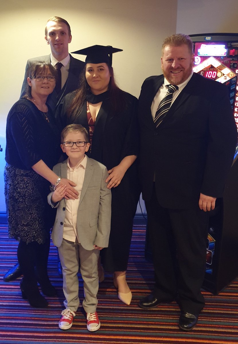 emmajayne101293's tweet photo. Graduation Day 👩🏻‍🎓🎓 #universityofHull #graduatednurse #classof2019 @HullNursing https://t.co/QgJS1je2K1