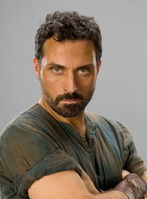 FansiteRS's tweet photo. Shall we have an extra tom builder picture today... Oh go on then.... It's been very popular this week... No idea why? 😜 Have a fab Saturday everyone X K #rufussewell #tombuilder #saturdaypic #saturday #pillarsoftheearth https://t.co/cuLiIJR7oD