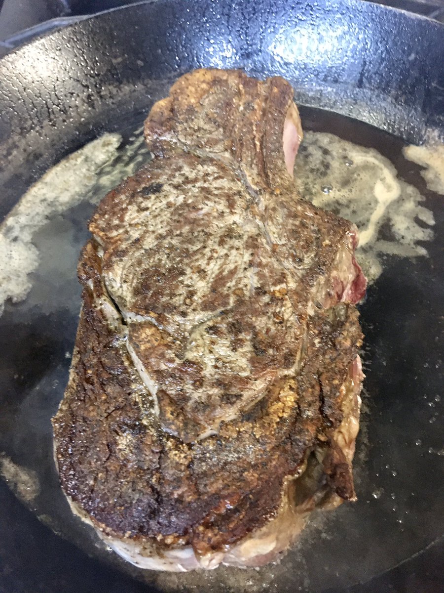 Une fois la viande en place qu’elle soit bien ou mal centrée on n’y touche pas ! On ne la déplace pas sinon ça risque de bouillir plutôt que de frire. Cata assurée. On peut ajouter du beurre mais après la viande et sur la fin pour ne pas qu’il crame.