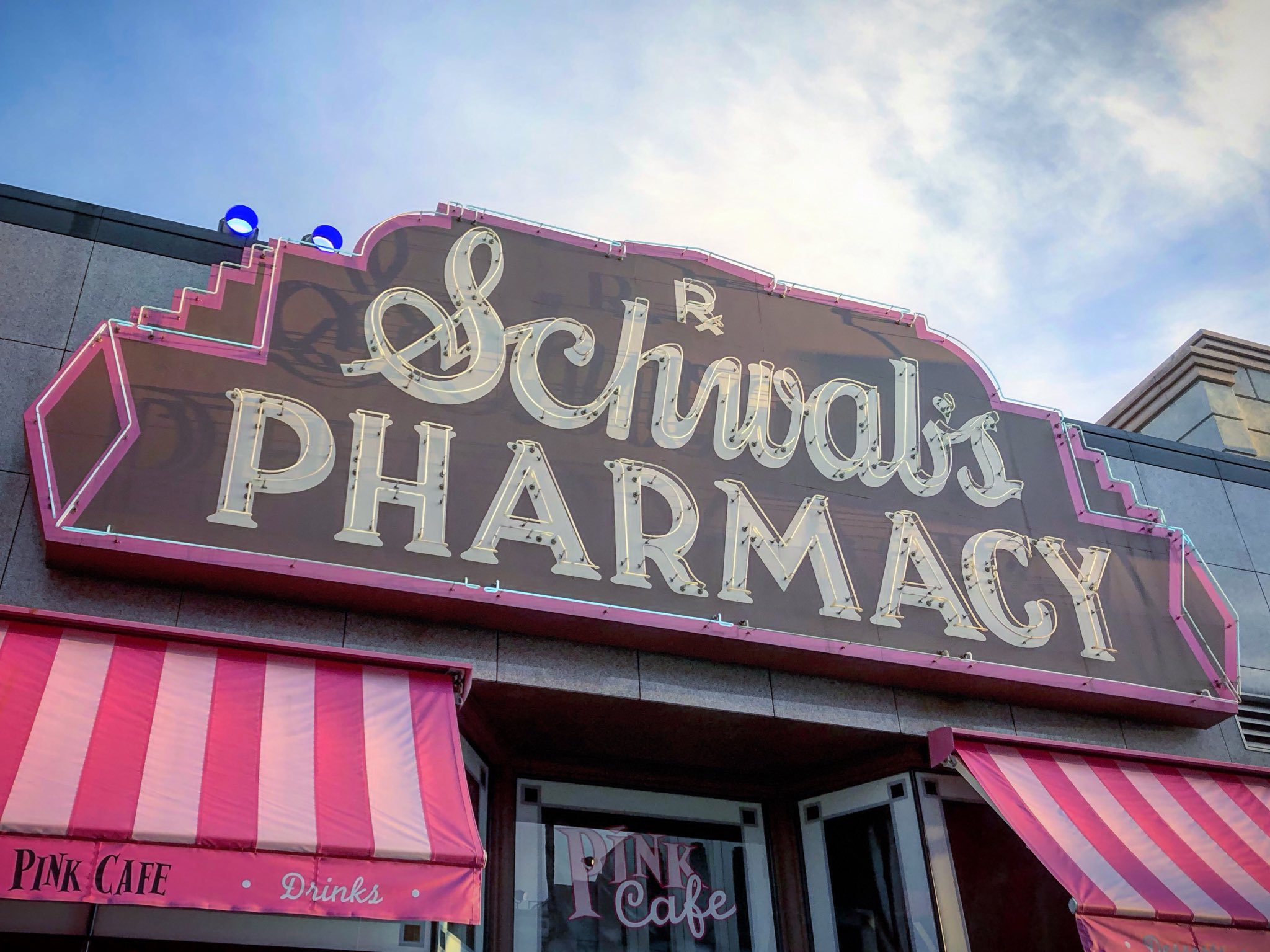 Usj情報局 L C A Studios 在 Twitter 上 ピンクカフェ たとえリニューアルしても 看板の Schwab S Pharmacy は残してほしいなぁ シュワブスからピンクカフェにリニューアルした時ですら 最低限のこだわりとして看板は残したわけやし Usj T Co