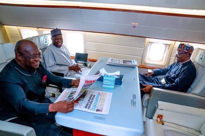 SweetShantel's tweet photo. I don't understand how buhari will traveled to London with some Governors in the same jet and the same governors with line up to welcome him.

That's Stupidity😂
#PMBinLondon https://t.co/vpftSAUWDI