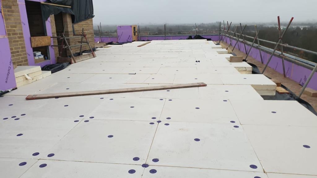 Sedumsupply's tweet image. Southall Restec 20/20 warm roof. 
After a catalogue of detail changes, labour issues and poor weather we finally get going on phase two. 
Big thanks to Mike &amp;amp; Chris and there loyal workforce for getting this project back on track.
#Southall #Restec #GRProof #Liquidroof #warmroof