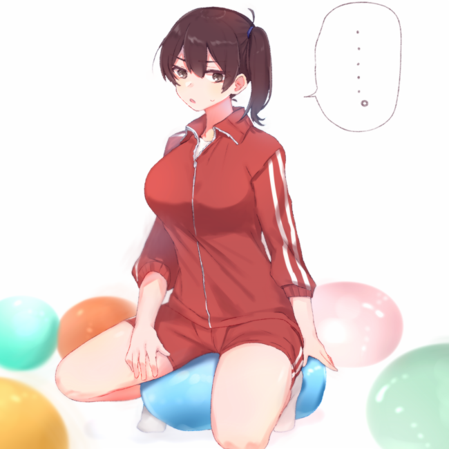 お題箱より満潮のジャージ姿の加賀さんがお尻で風船を割るイラストです 