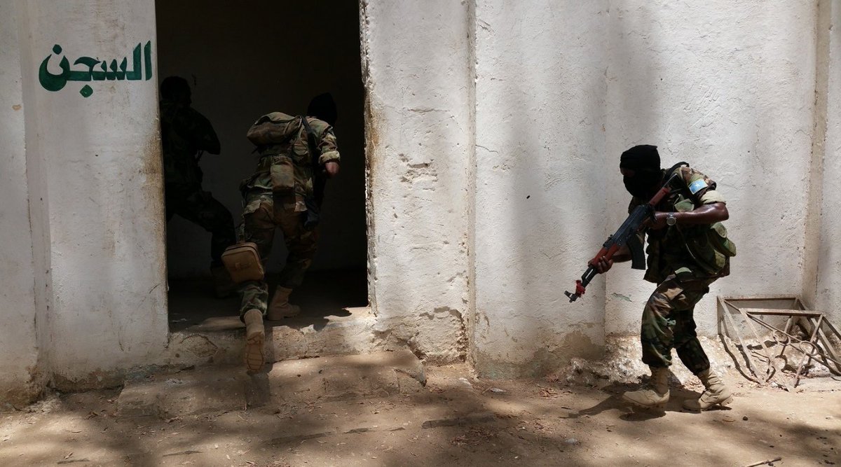 Somali Danab special forces. Thes are probably the US trained ones. The original plan was to make a danab force made of locals for every region in Somalia, so i have no idea what any of these guys units really are.