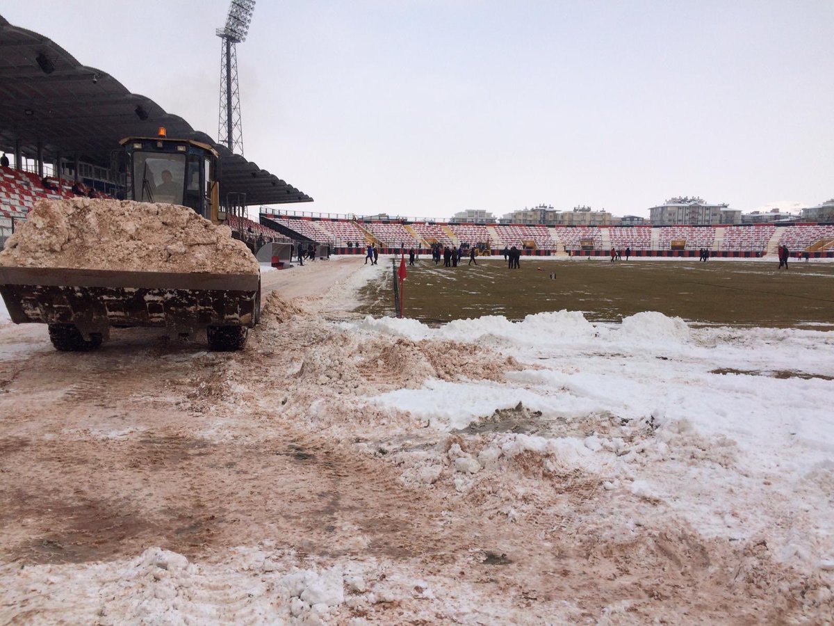 GSB_Van's tweet photo. Atatürk Şehir Stadımzda VanSporFK ile Niğde AnadoluFK arasnda oynanacak maç öncesi yoğun kar yağışndan dolayı stad temizliğimze destek olan Van B.B. Park Bahçeler Daire Bşk Mehmet Kaptanoğlu, Yeşilalanlar Şb Müd.İbrahim Tektaş ve ekibne il müdürlüğümüz adına teşekkür ediyoruz. https://t.co/SP648K3rsQ