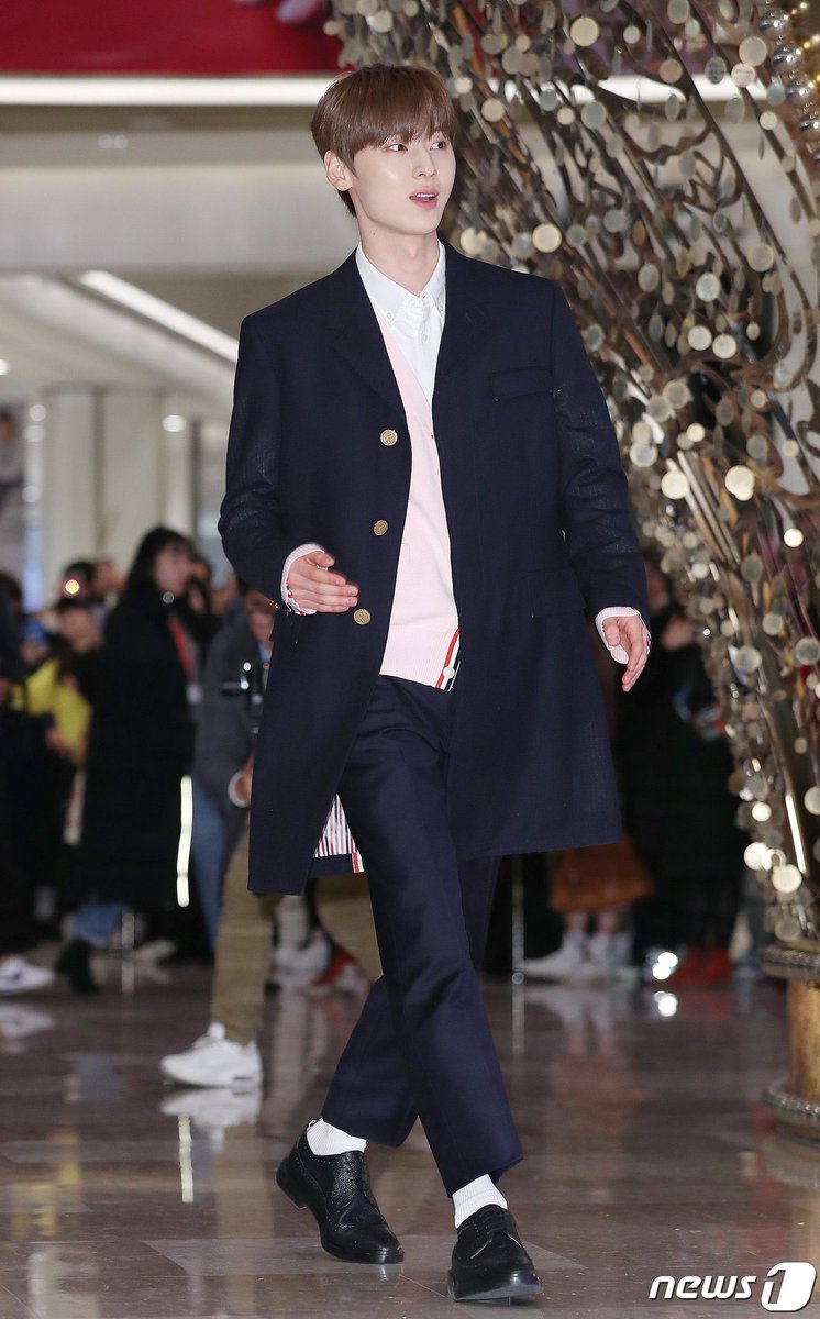 SHINE_0809's tweet photo. 200118 LANCOM pop-up event
靴下までトムブラウンで
トータルコーデ

#뉴이스트 #NUEST #황민현 #민현 #MINHYUN #ファンミニョン #ミンヒョン #ミニョン https://t.co/FFVx2uW4xi