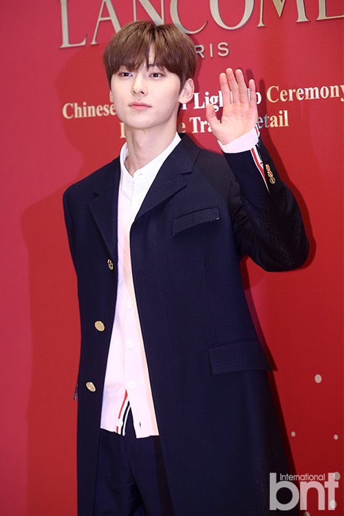 SHINE_0809's tweet photo. 200118 LANCOM pop-up event
靴下までトムブラウンで
トータルコーデ

#뉴이스트 #NUEST #황민현 #민현 #MINHYUN #ファンミニョン #ミンヒョン #ミニョン https://t.co/FFVx2uW4xi