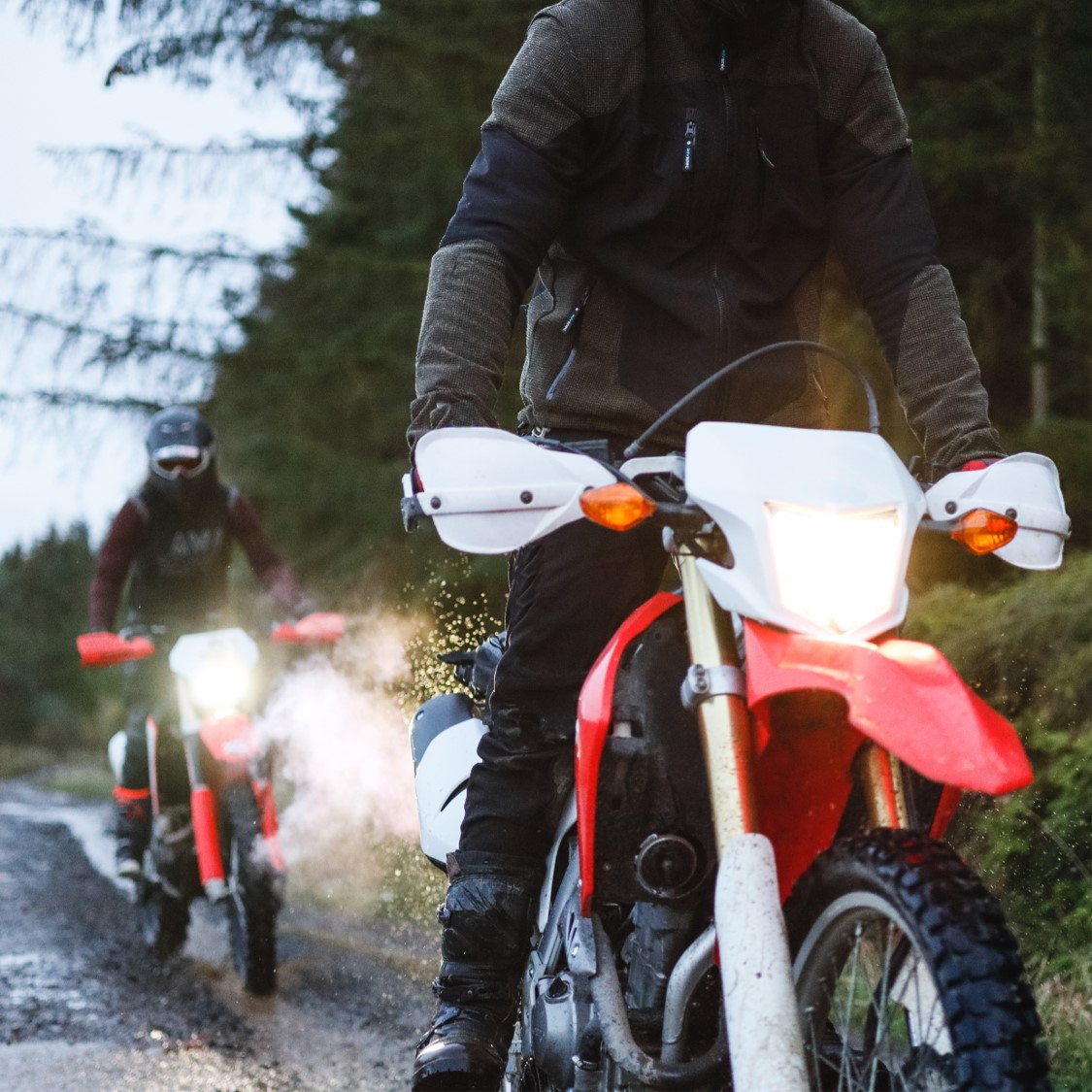 CanonFrance's tweet image. En tant que photographe de sport extrême, vous devez savoir piloter vous-même.  🏍️

Tom Bing a appris à maîtriser la moto afin d'anticiper chaque action et obtenir le meilleur rendu sur son M6 Mark II.

Quelques conseils Canon juste ici : ➡️ canon.sm/2Rr0YGp 

#CanonTips