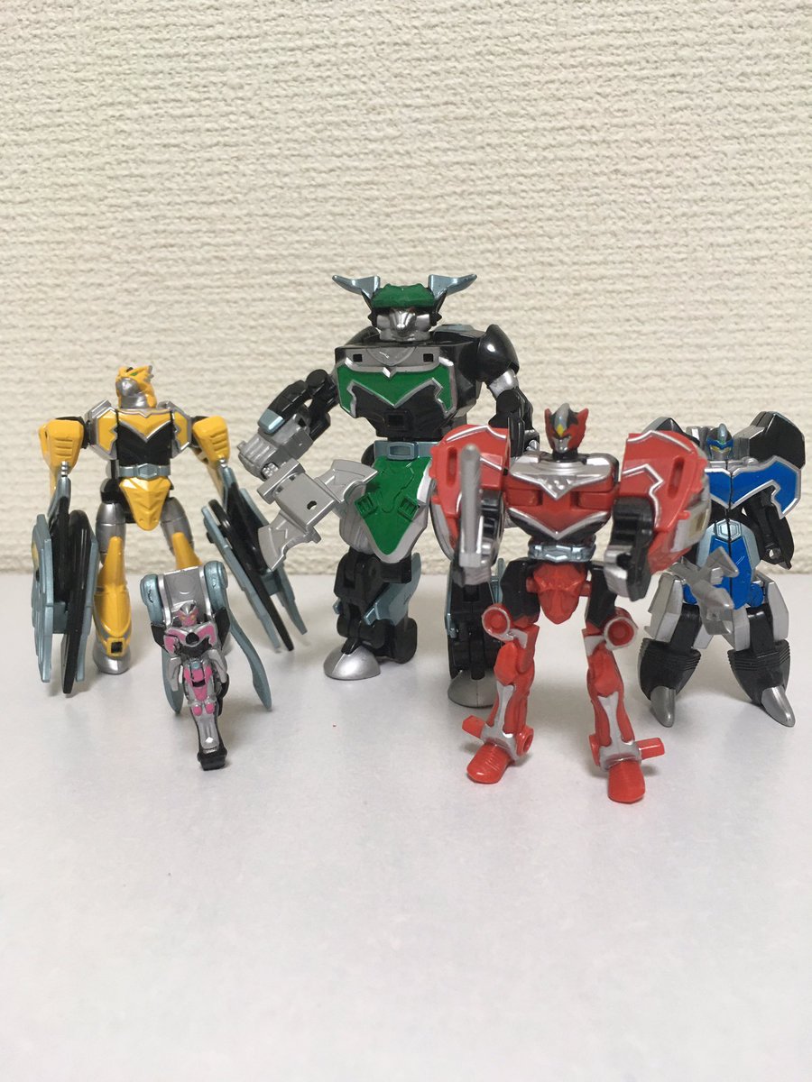山里ガチャ太郎 人生が迷走中 今回の蔵出し玩具は戦隊ロボから ガシャポン版マジキング 五体のマジマジンの合体を再現してるはもちろんのこと ガシャポン版は ドラゴンモード も再現可能 どうしても五体揃えたくてガチャを回し続けた思い出の一品