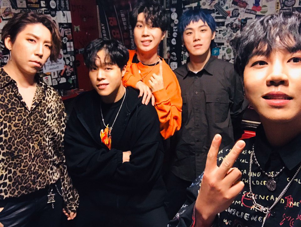 evermore_ent's tweet photo. [#BURSTERS] 
잠시 후 클럽 FF에서 만나요!
WE WILL ROCK YOU!
⠀
[WE WILL ROCK YOU]
✔2020.1.18 (SAT) 8:00PM
✔Club FF
✔Cover ￦20,000
⠀
#BURSTERS #버스터즈
#BIURET #ADIOSAUDIRI
#ORANGE_FANG_FANG_BOYS
#ULTIMATE_COLDPLAY
#HOA
#ClubFF #클럽에프에프 #Hongdae #홍대 https://t.co/rl2DomrvM5