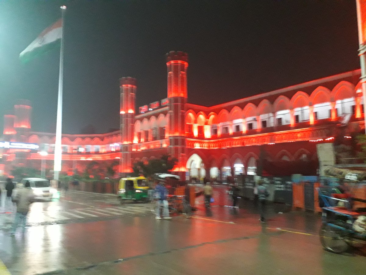 Thats #Tiranga flying high at #OldDelhiRailwayStation 💪💪