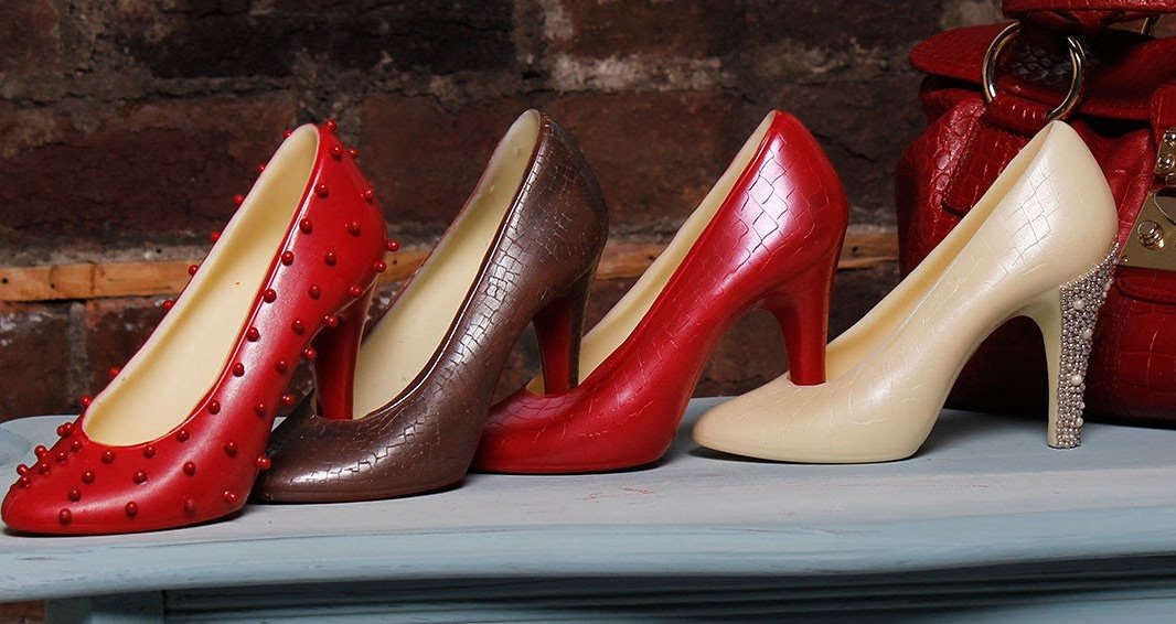 Give her a unique gift she will remember.  Combing women's two loves 🍫 and👠 
azrachocolates.co.uk
#chocolateshoes #valentinesgiftideas
#UKGiftAm #lovegiftsday #UKGiftHour