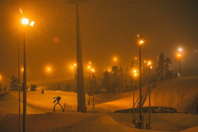 🌗🏂 @ruka_park during #VansSnowboardingDays 💫 .
.
Photo: <a href="/matt_georges/">Matt Georges</a> . ift.tt/30wm9uN