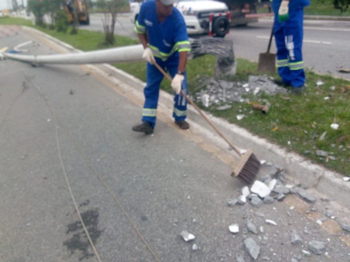 limpatech's tweet image. Acidente nesse momento na Linha Verde.

Nossa equipe já se encontra no local realizando a limpeza da via.