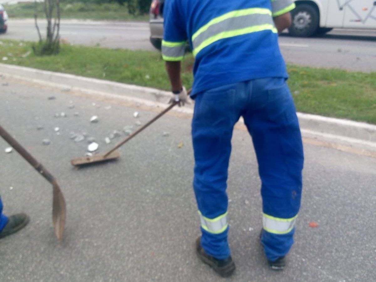 limpatech's tweet image. Acidente nesse momento na Linha Verde.

Nossa equipe já se encontra no local realizando a limpeza da via.