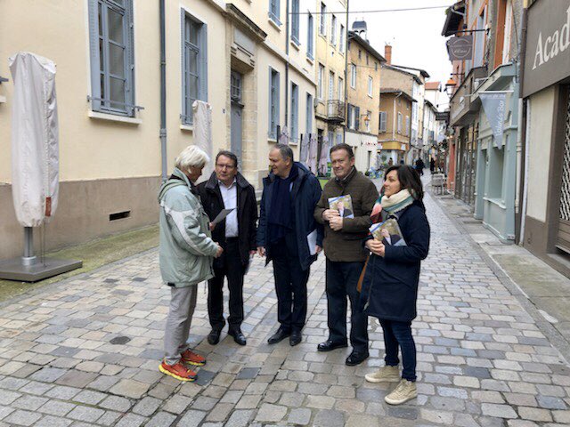 fnb_officiel's tweet photo. Avec @mc_terriere_ et @ymu_officiel, binôme de la circonscription Val de Saône, ce matin à Neuville-sur-Saône pour rencontrer et échanger avec les commerçants et habitants ! #métropole2020 #proximité #rassemblement #plushumain #valdesaône https://t.co/acU71SguYw