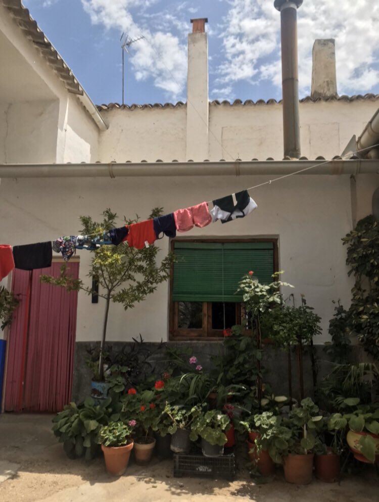 La patria chica. El corral de la abuela María y el abuelo Vicente con la ropa de mis primos pequeños secándose al sol. 

La vida es esto y poco más.