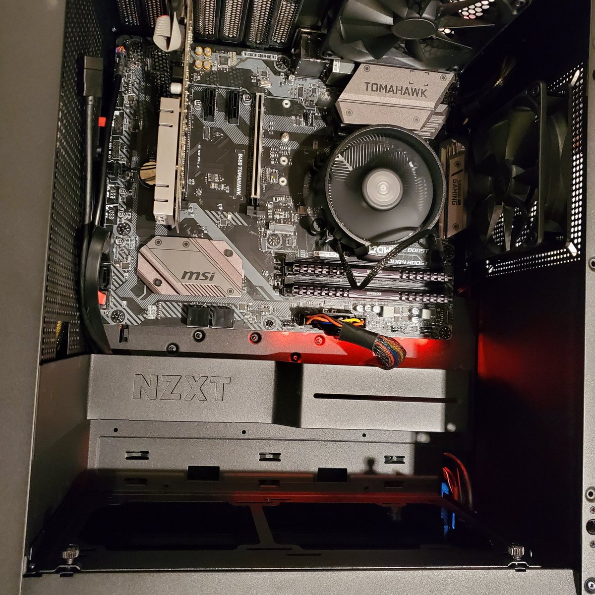 nahs_is_like's tweet photo. Gaming Rig! #ryzen5 #msitomahawk https://t.co/waUrILIrbj