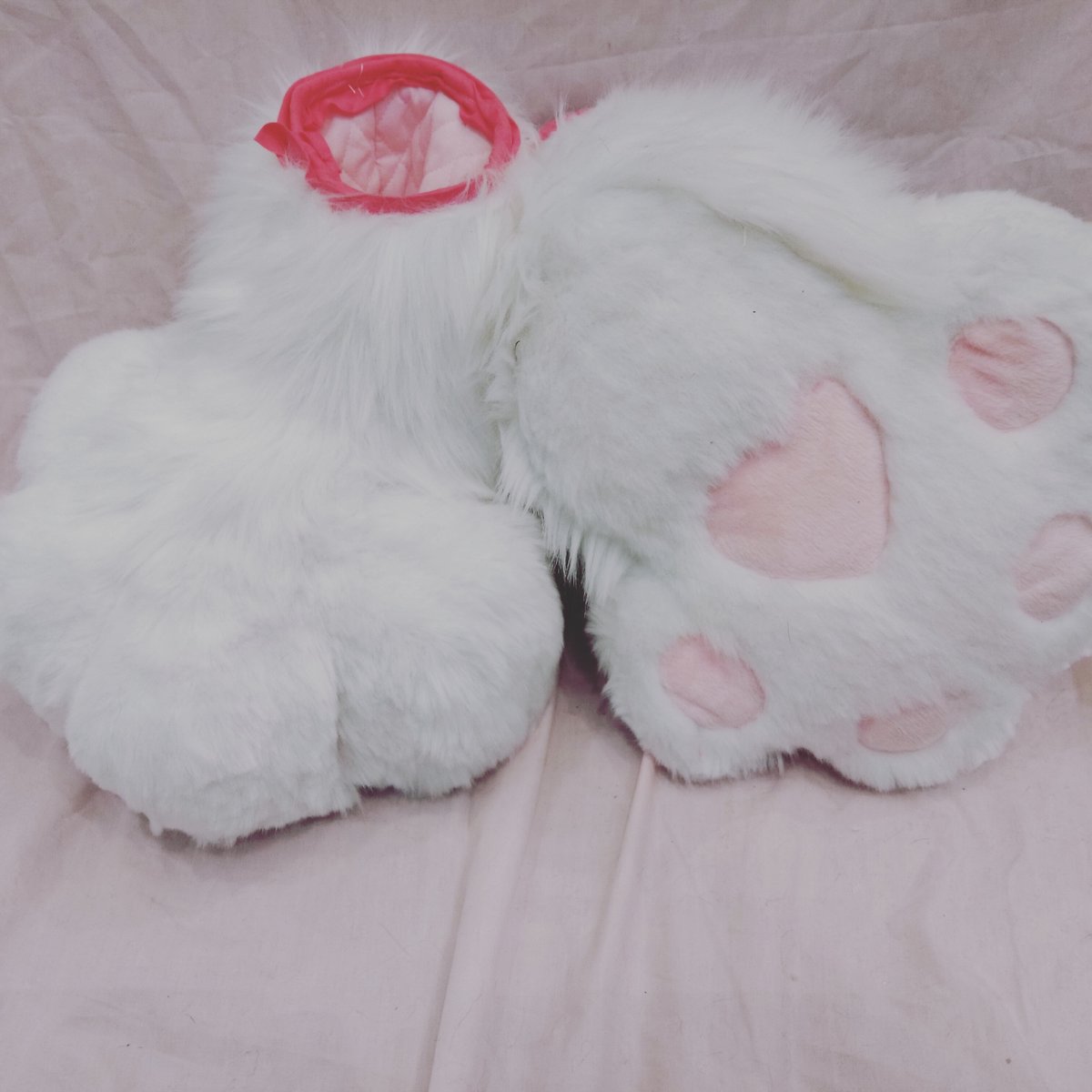 Obletop's tweet photo. More Feet pawbs #feet #paws #feetpaws #furry #fursuit #fursuitmaker #mawsvspaws https://t.co/C1CSN8VA8s