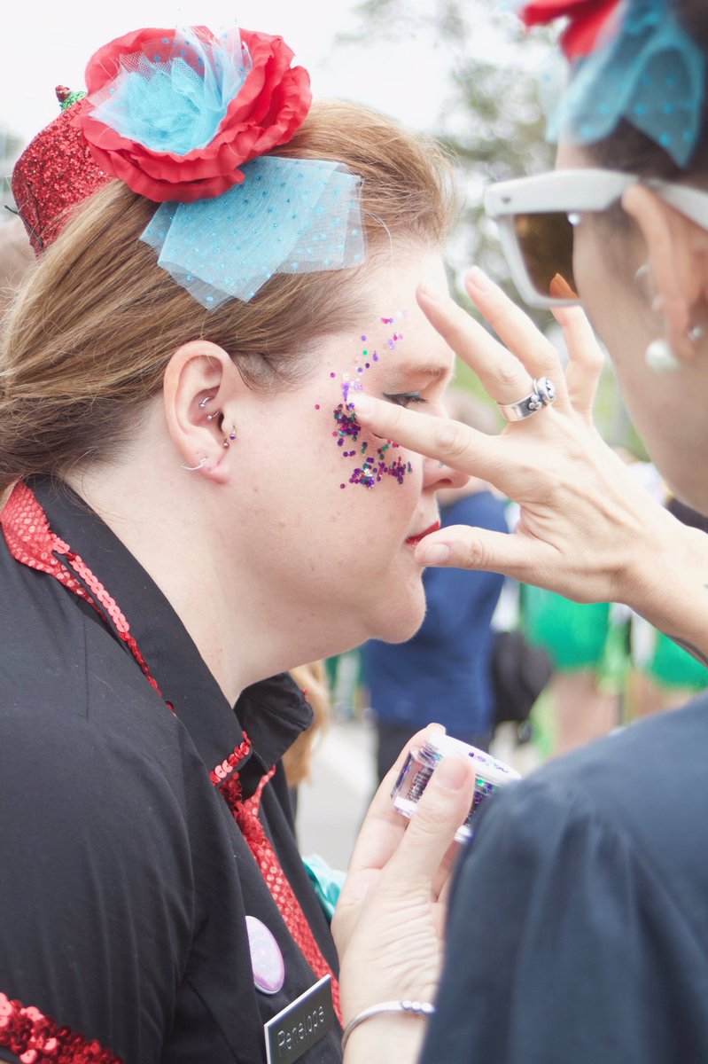 muffalottas's tweet photo. Almost time to pull that glitter out💖 what’s your favorite way to accessorize during Mardi Gras? Personally, we love red lips and victory rolls 👌 #Muffalottas #muffstuff #tenyears #parade #MardiGras #NewOrleans https://t.co/GugnCLp11c
