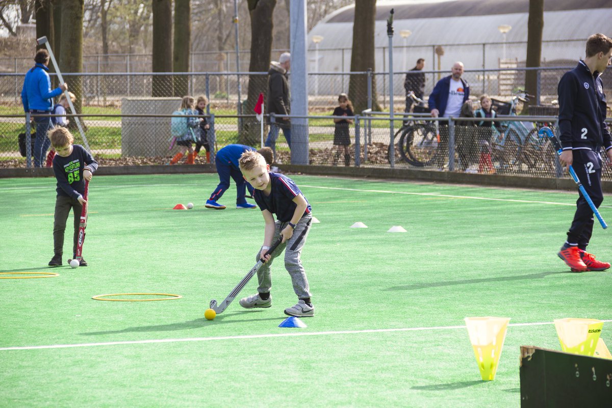 HVZevenaar's tweet photo. Ben je 5 jaar of ouder en wil je kennismaken met #hockey? Doe dan op zaterdag 21 en 28 maart en 4 april mee met de VTC Tulpencursus Hockey Instuif van HVZ in #Zevenaar. Kijk voor info op https://t.co/vxgfF9RCXo https://t.co/11pdK2DVJk