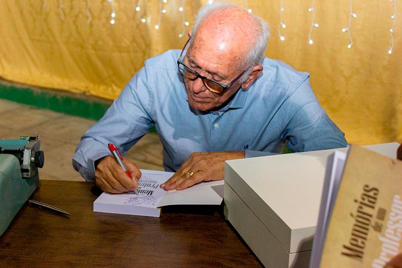 Registro fotográfico do lançamento do livro Memórias de um Professor: 60 anos de História do Ginásio de Paramirim bit.ly/2RqaF7U

#Paramirim #Livro #Historia Historia