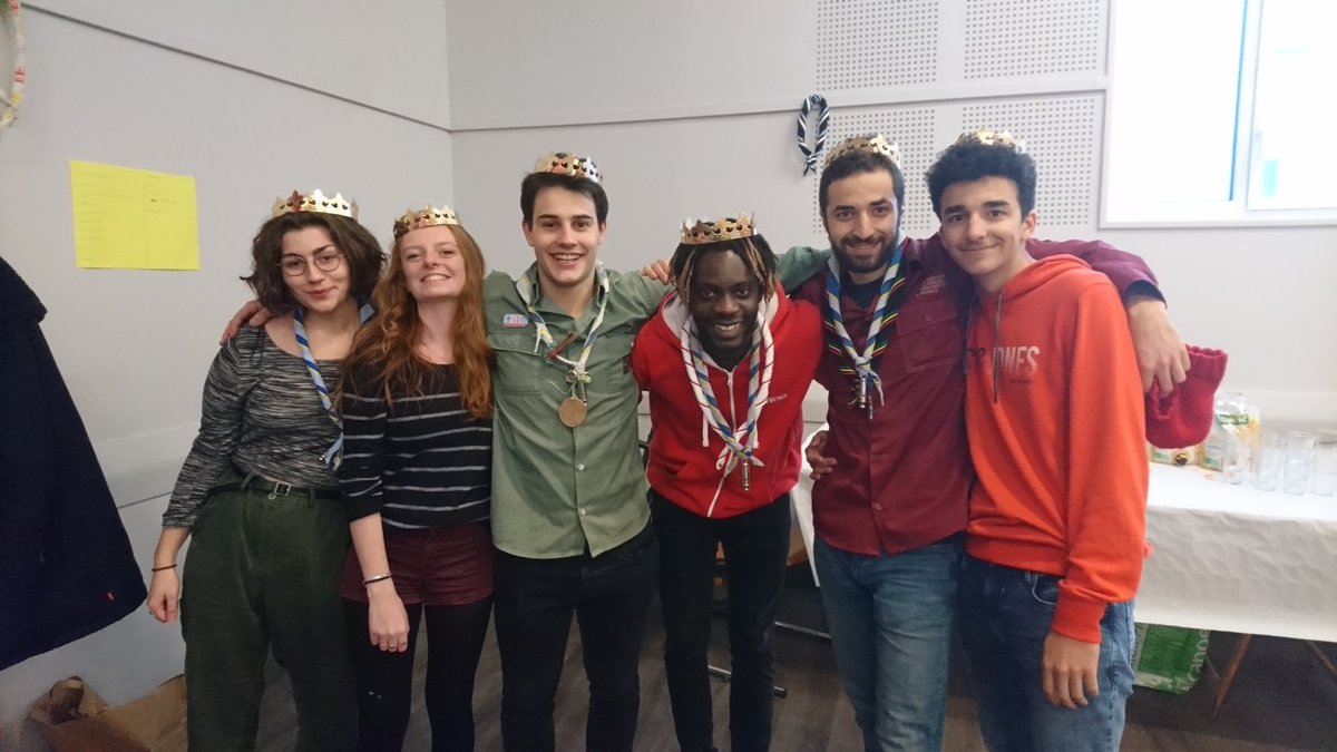 EEUDF_RAA's tweet photo. Les @EEUdF de Lyon Confluence font leur fête de GL. On commence dans la tradition ! https://t.co/gwZPpWPgRc