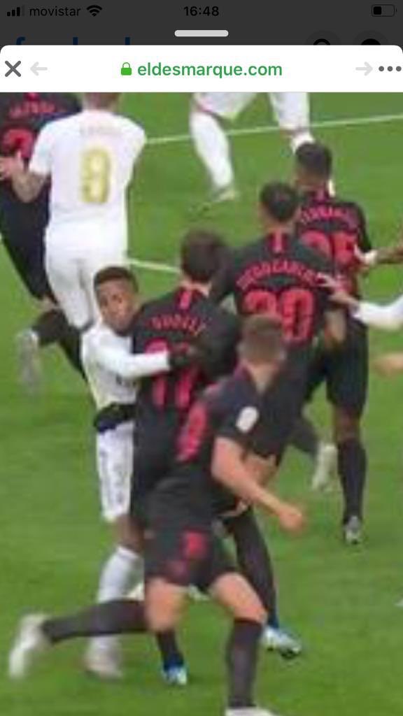 plazaro67's tweet photo. Cuando Central Lechera hoy defienda que en el fútbol no hay bloqueos,recordad estas 2 imágenes.Golpe mortal de Martínez Munuera al VAR. Es incomprensible,pero recordad que al #SevillaFC ya le pitaron un penalti por empujón de James a Modric #RealMadridSevillaFC #VAR #RealLadron https://t.co/Tbnb3hA3sK