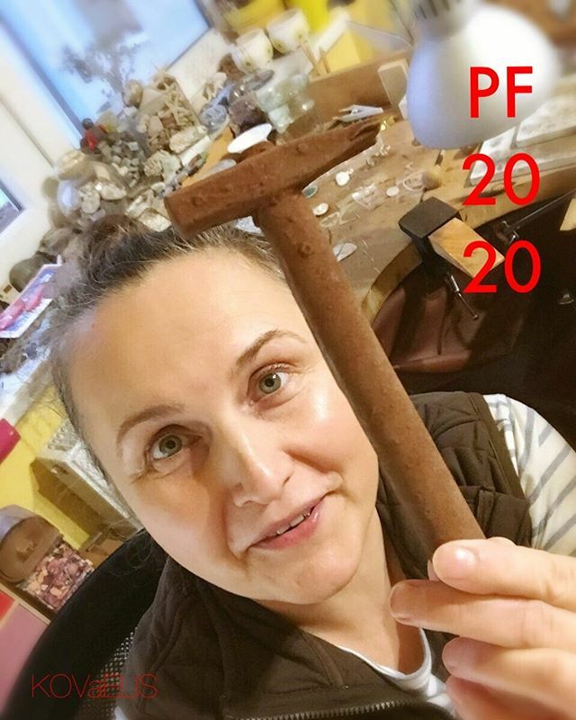 Kovaelis's tweet photo. Last Christmas present - the sweetest one 🔨 🍫 - a chocolate hammer. Isn’t it perfect? ~~~~~~~~~~~~~~~~~~
Dostala jsem posledni vánoční dárek - ten nejsladší - čokoládové kladívko. No, že je to dokonalá kombinace? ~~~~~~~~~~~~~~~~~~~
#chocolate #choco… https://t.co/rmqXb6xzaj https://t.co/EkMp7djrJ6