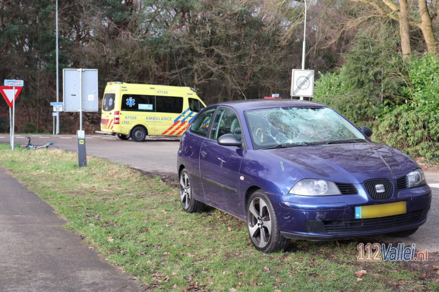 Wielrenner gelanceerd door afslaande auto in #Otterlo. 112Vallei.