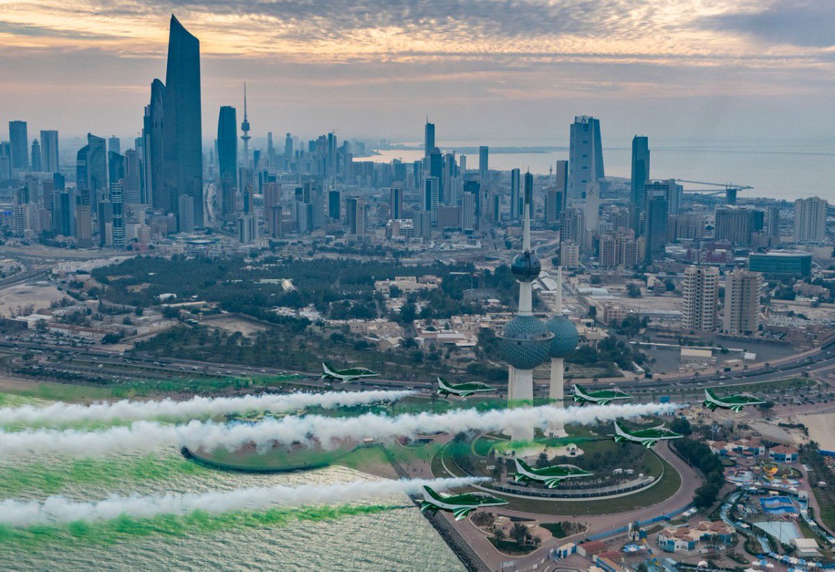saudihawks's tweet photo. ختام عروض فريق الصقور السعودية في معرض الكويت الدولي للطيران 2020م ولقاء آمر القوة الجوية الكويتية  اللواء الركن طيار عدنان بن حسين الفضلي و سفير الكويت لدى المملكة العربية السعودية الشيخ علي خالد الجابر الصباح
#الصقور_السعودية 
#saudihawks
#الكويت #kuwait https://t.co/GpMXuj29Bb