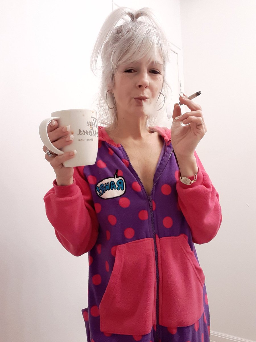 JojoBilodeau's tweet photo. Good morning Fam 🤗 wake up and smell the ☕ and #wakeandbake #puffpuffpas #StayLifted #Stoners #StonerFam #medicalcannabis #medicalmarijuana @AmeriCannaBlunt @Bklynbby @Hippie_of_Love @StephaniedeJag3 @kicker2012r 😚💭🌱🇨🇦😘 https://t.co/PS3XMH6AoI