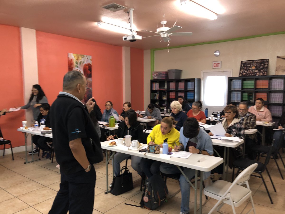 michaelaramirez's tweet photo. @SBCOUNTYFIRE volunteers are delivering a #Listos course at El Sol Neighborhood Education Center in San Bernardino. Making sure the whole community is prepared. #ListosCalifornia #CaliforniaForAll #VisionForSafety https://t.co/dtw1w0drl6