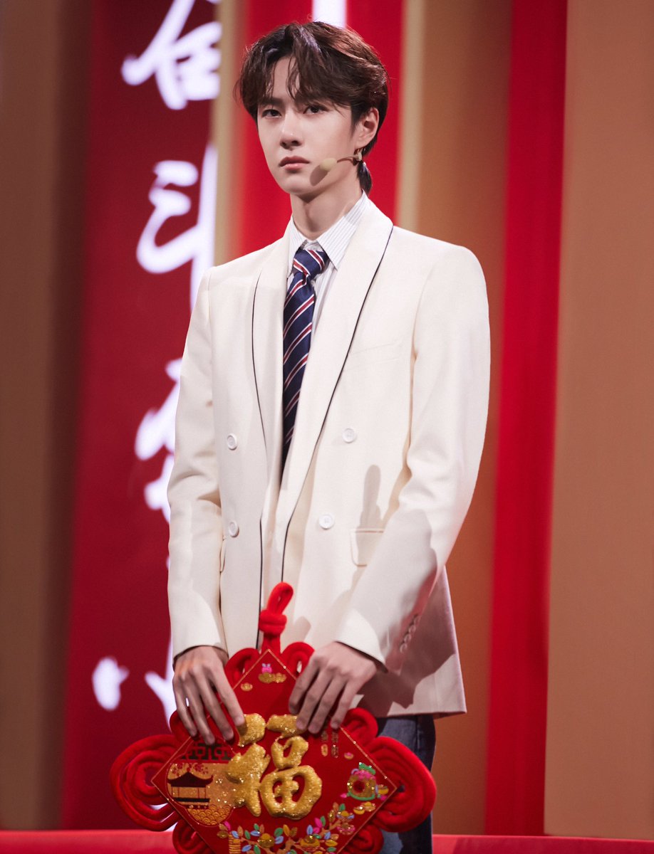 WYBthaifans's tweet photo. ✨[UPDATE] 200118 UNIQ OFFICIAL weibo :

นักมายากลขี่มอเตอร์ไซค์คันใหญ่สู่เวที🧙‍♀️
ประสบการณ์นักมายากลครั้งแรกของ #หวังอี้ป๋อ ปลดล็อคความสามารถใหม่! ที่เต็มไปด้วยเซอร์ไพรซ์ พวกคุณรับรู้มั้ย?🥰
สุขสันต์วันตรุษจีน! ปีหนูมีโชคลาภและความสุขที่นับไม่ถ้วน🧨👍🏻

(1)
#WangYibo #王一博 #UNIQ https://t.co/kOikpJFrHb