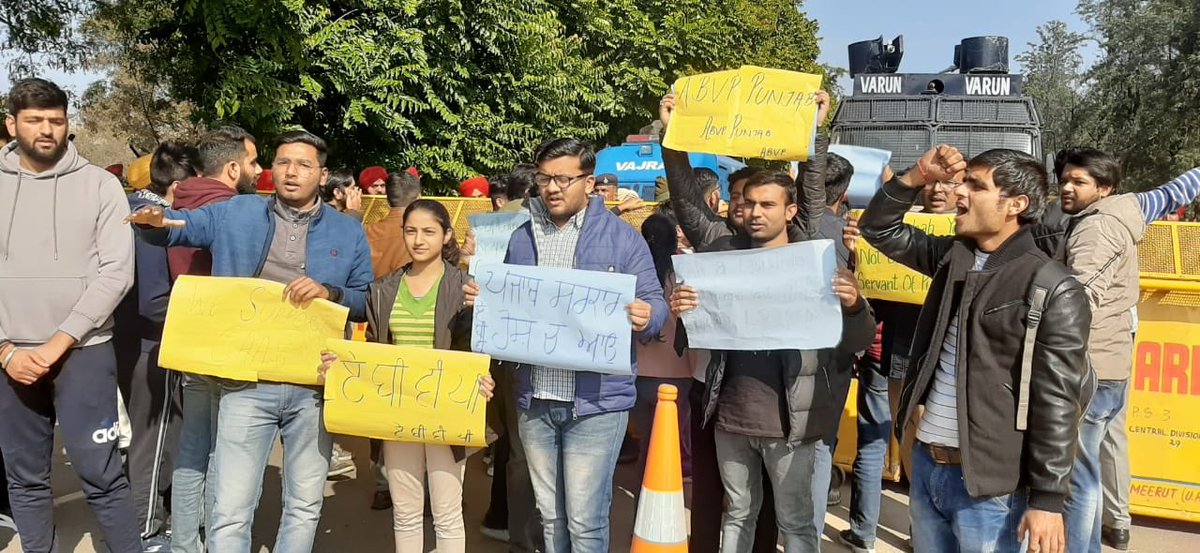 ABVPVoice's tweet photo. Karyakartas of @ABVPPunjab protested outside the Vidhan Sabha against the resolution passed by the Punjab State Govt to oppose the Citizenship Amendment Act 2019.
#IndiaSupportsCAA #StudentsSupportCAA https://t.co/5ZpoPILhkN