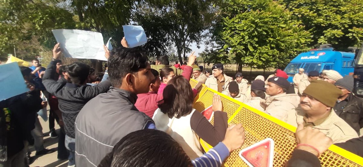 ABVPVoice's tweet photo. Karyakartas of @ABVPPunjab protested outside the Vidhan Sabha against the resolution passed by the Punjab State Govt to oppose the Citizenship Amendment Act 2019.
#IndiaSupportsCAA #StudentsSupportCAA https://t.co/5ZpoPILhkN