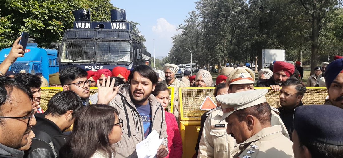 ABVPVoice's tweet photo. Karyakartas of @ABVPPunjab protested outside the Vidhan Sabha against the resolution passed by the Punjab State Govt to oppose the Citizenship Amendment Act 2019.
#IndiaSupportsCAA #StudentsSupportCAA https://t.co/5ZpoPILhkN