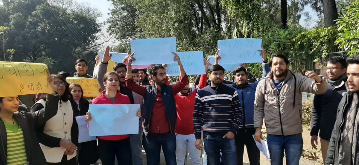 ABVPVoice's tweet photo. Karyakartas of @ABVPPunjab protested outside the Vidhan Sabha against the resolution passed by the Punjab State Govt to oppose the Citizenship Amendment Act 2019.
#IndiaSupportsCAA #StudentsSupportCAA https://t.co/5ZpoPILhkN